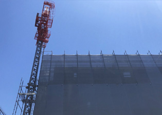 新築RC造足場、タワークレーン、ロングスパンエレベーターの画像